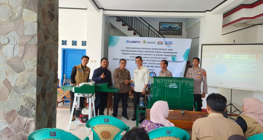 Penyerahan Mesin Pencacah Rumput dan Mesin Pengaduk Pupuk Organik di Desa Cipicung, Sumedang: Inovasi Mahasiswa dalam Program MBKM PTMGRMD 2024